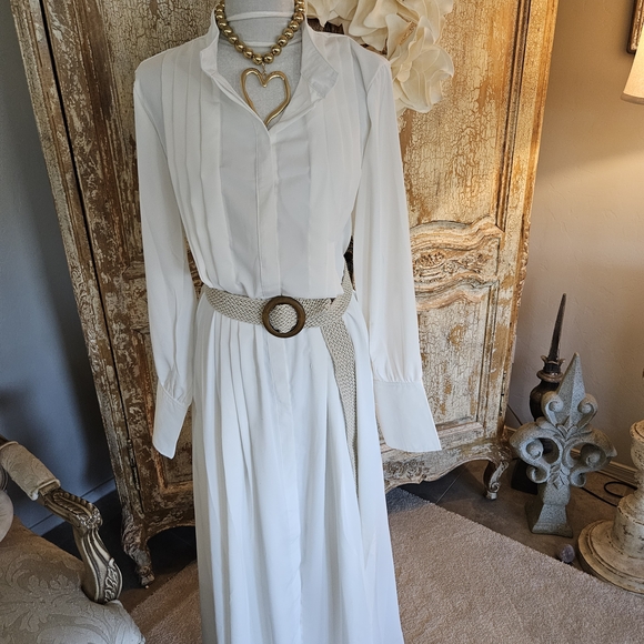 Elegant White Pleated-Front Maxi Dress with Long Sleeves - Picture 11 of 13